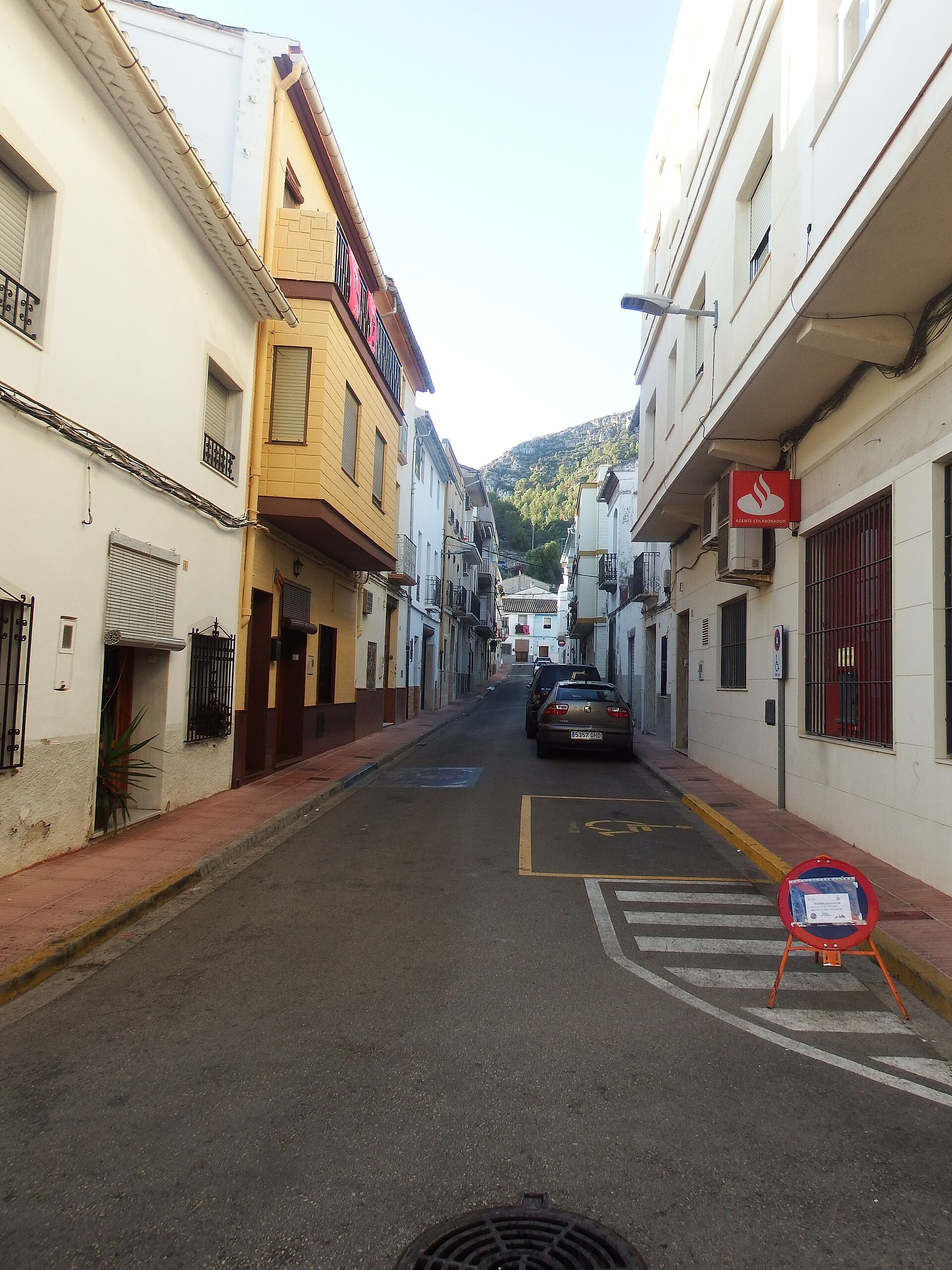 Carrer llarg del centre de Xeresa amb muntanya