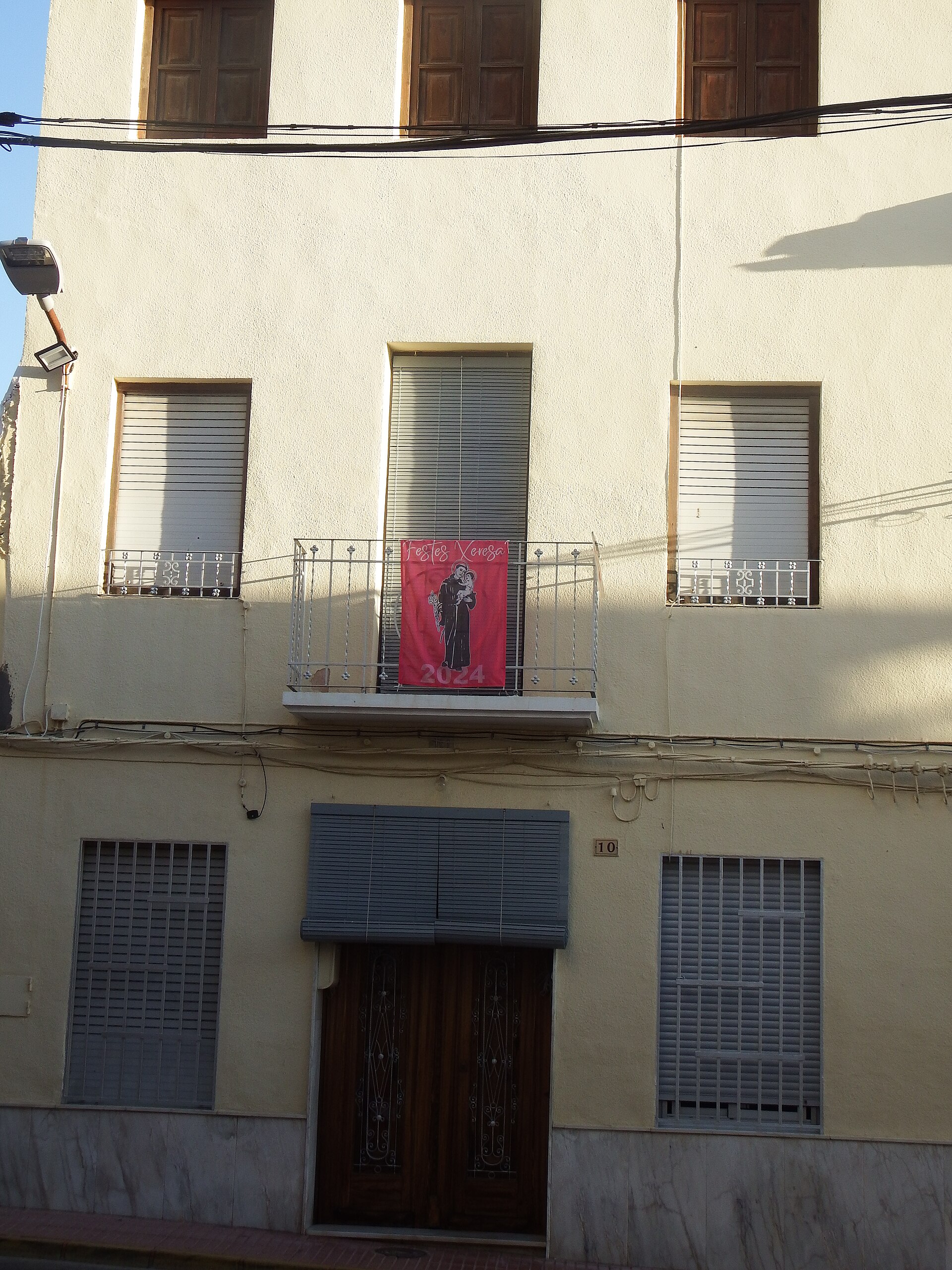 Llindar amb bandera de les festes de Xeresa